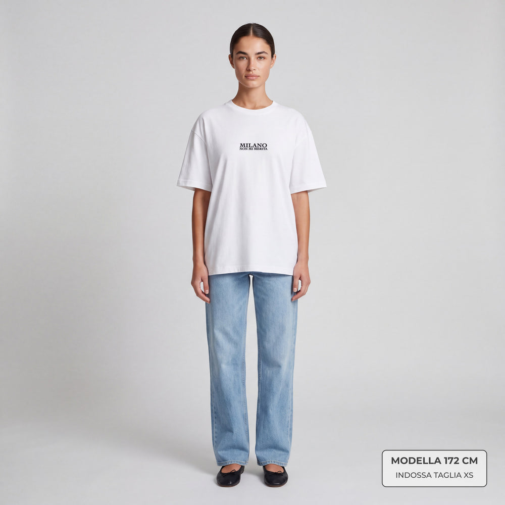 T-shirt oversize Milano non mi merita bianco - modella indossa fronte