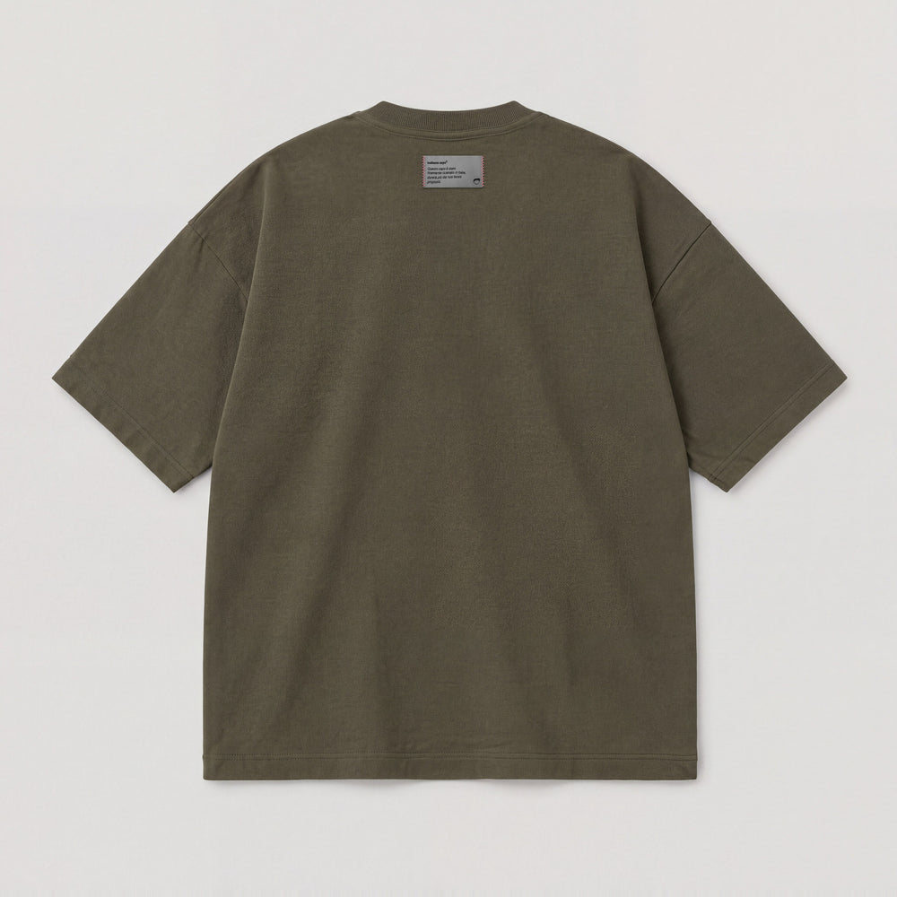 T-Shirt Oversize Pausa Terea Verde terra - flat lay retro