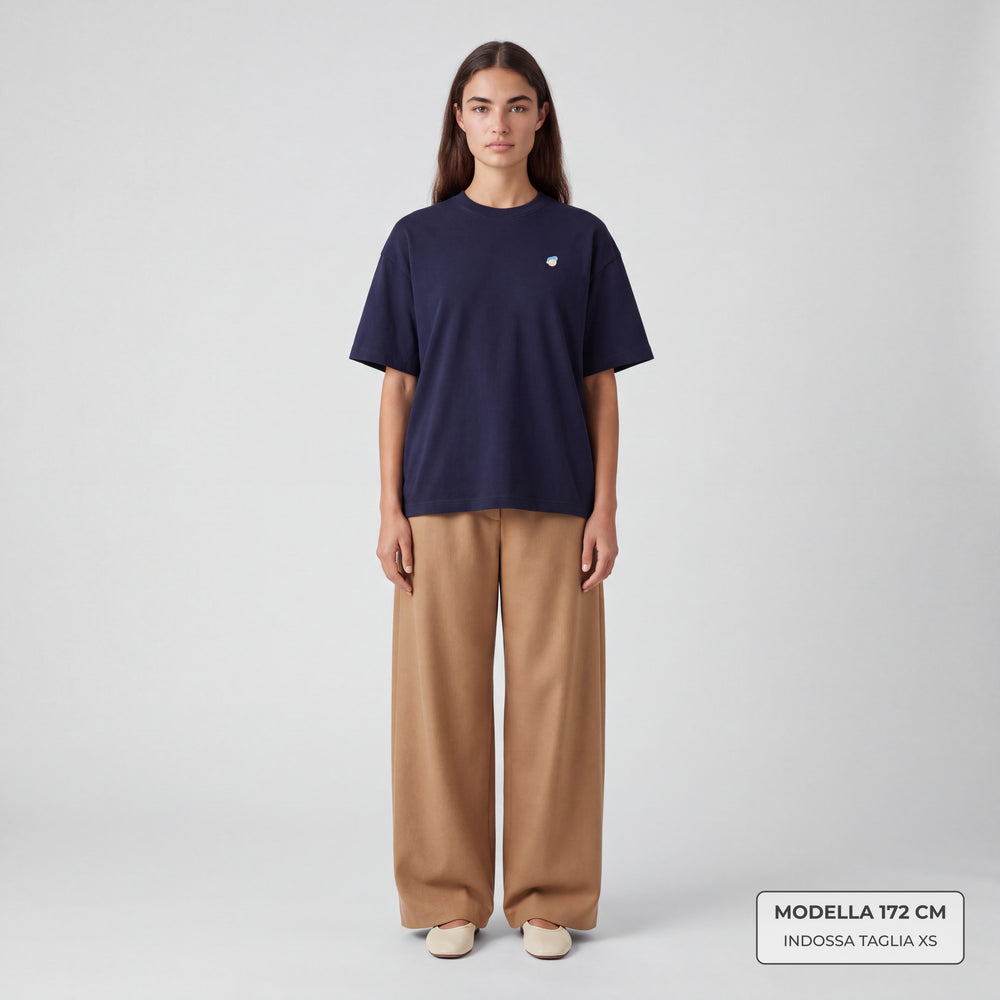 T-Shirt Oversize Essentials Blu - modella