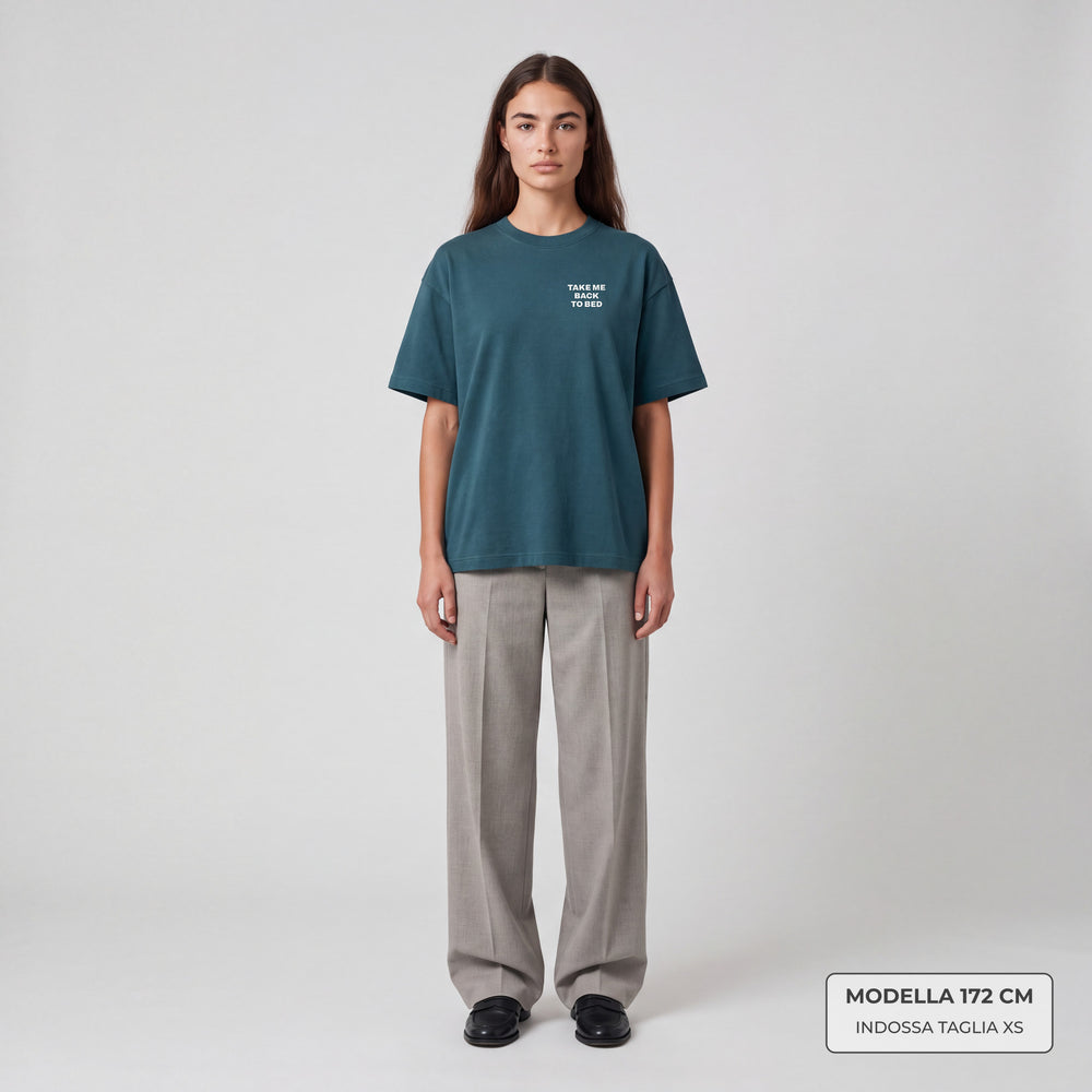 T-shirt Take me back to bed Petrolio - indossata modella