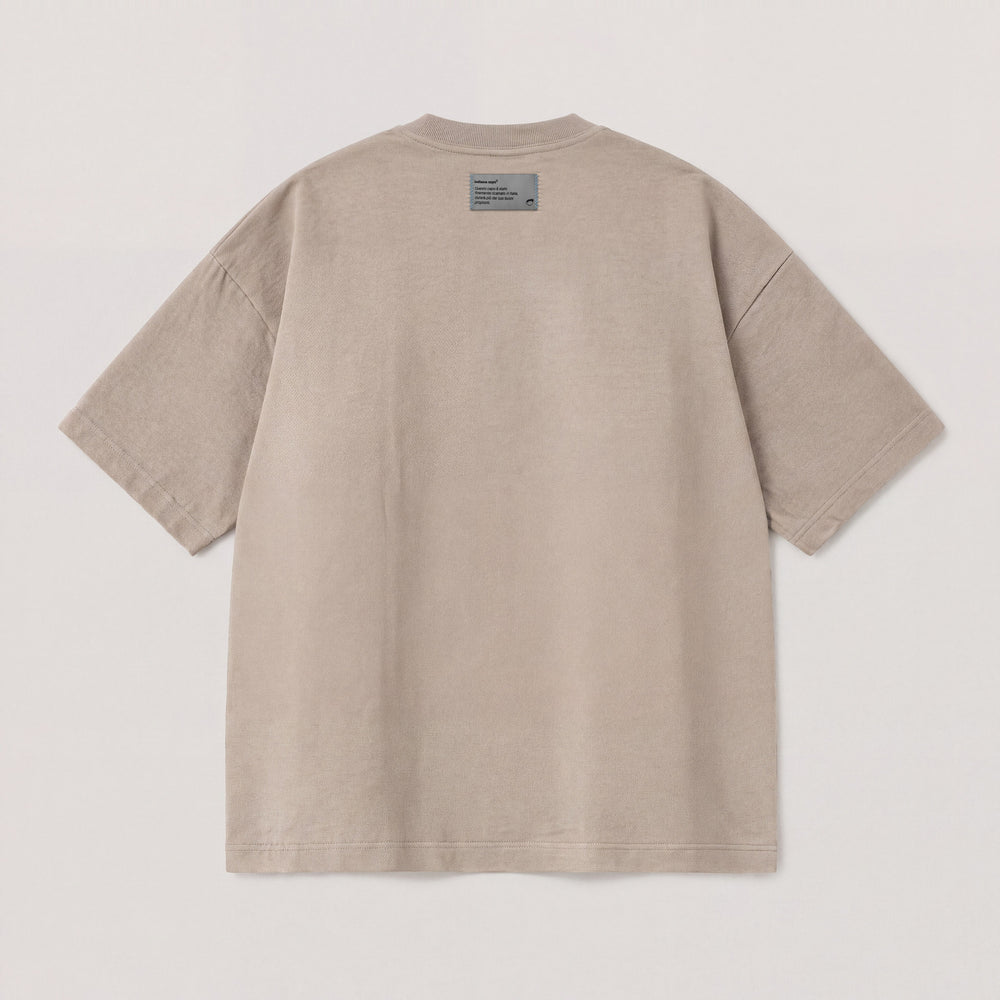 T-Shirt Oversize Pausa Terea Beige - flat lay retro