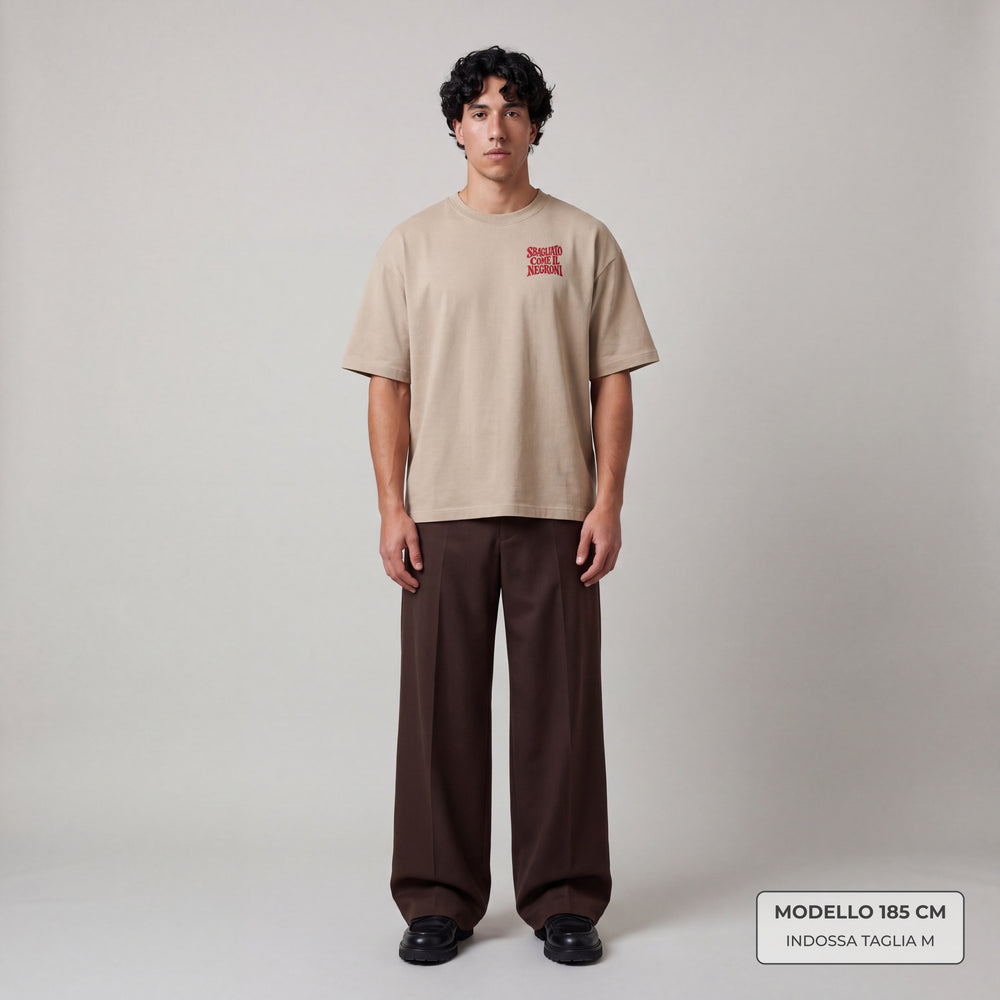 T-shirt oversize beige Sbagliato come il Negroni indossata uomo