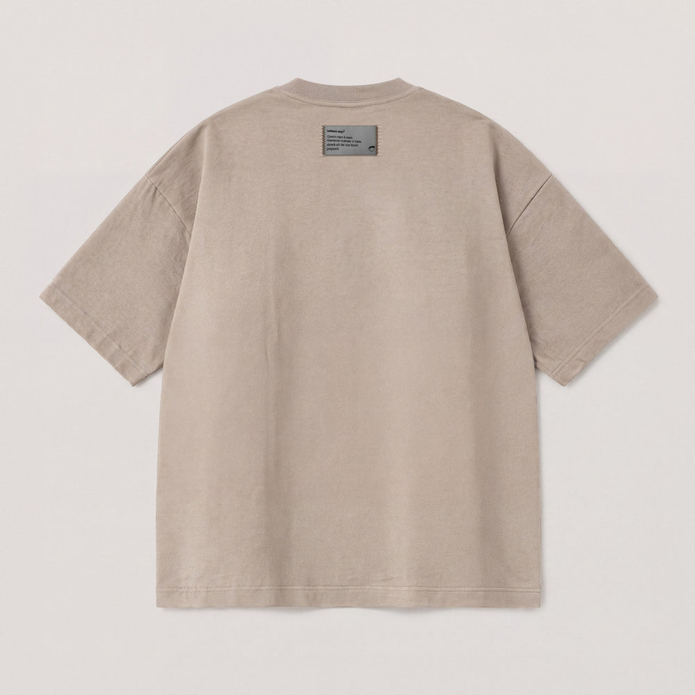 T-shirt oversize Milano non mi merita beige - flat lay retro