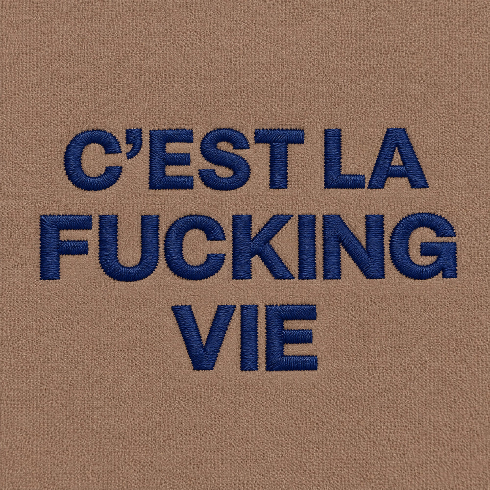 Felpa C'est la fucking vie Marrone - zoom ricamo