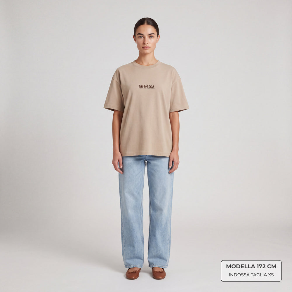 T-shirt oversize Milano non mi merita beige - modella indossa fronte