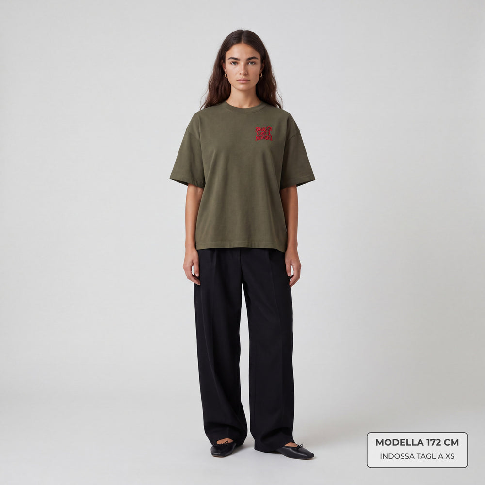 T-shirt oversize verde terra Sbagliato come il Negroni indossata donna
