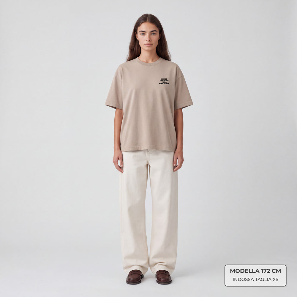 T-shirt Creative Beige - indossata modella