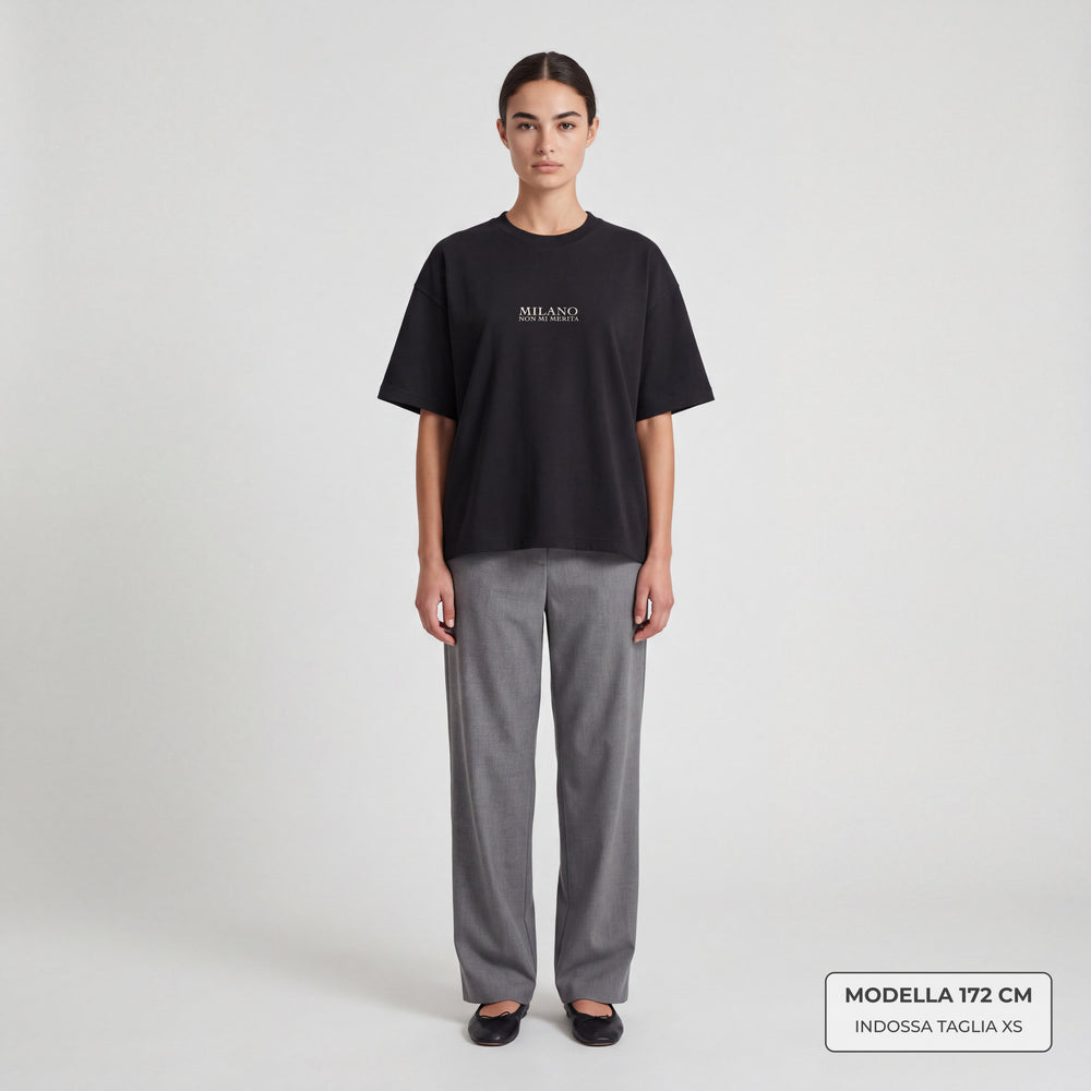 T-shirt oversize Milano non mi merita nero - modella indossa fronte