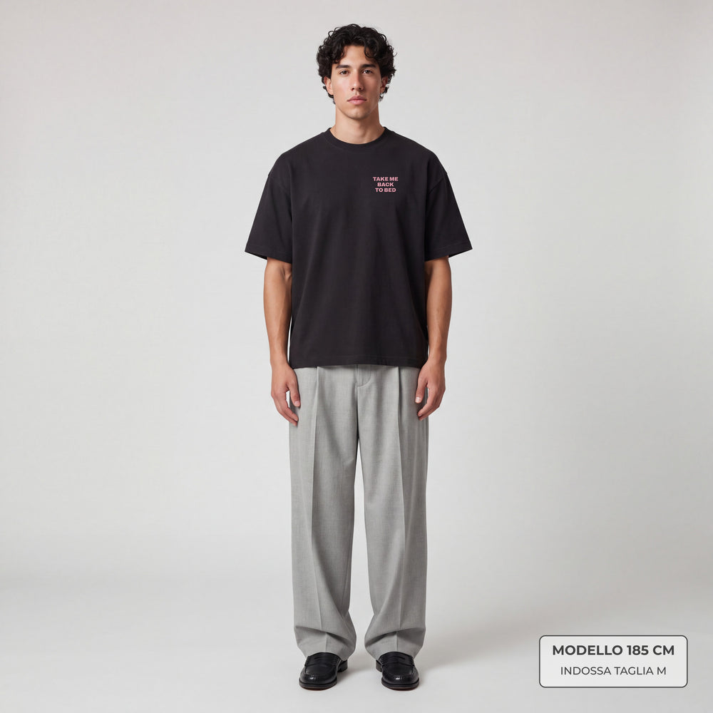 T-shirt Take me back to bed Nero - indossata modello