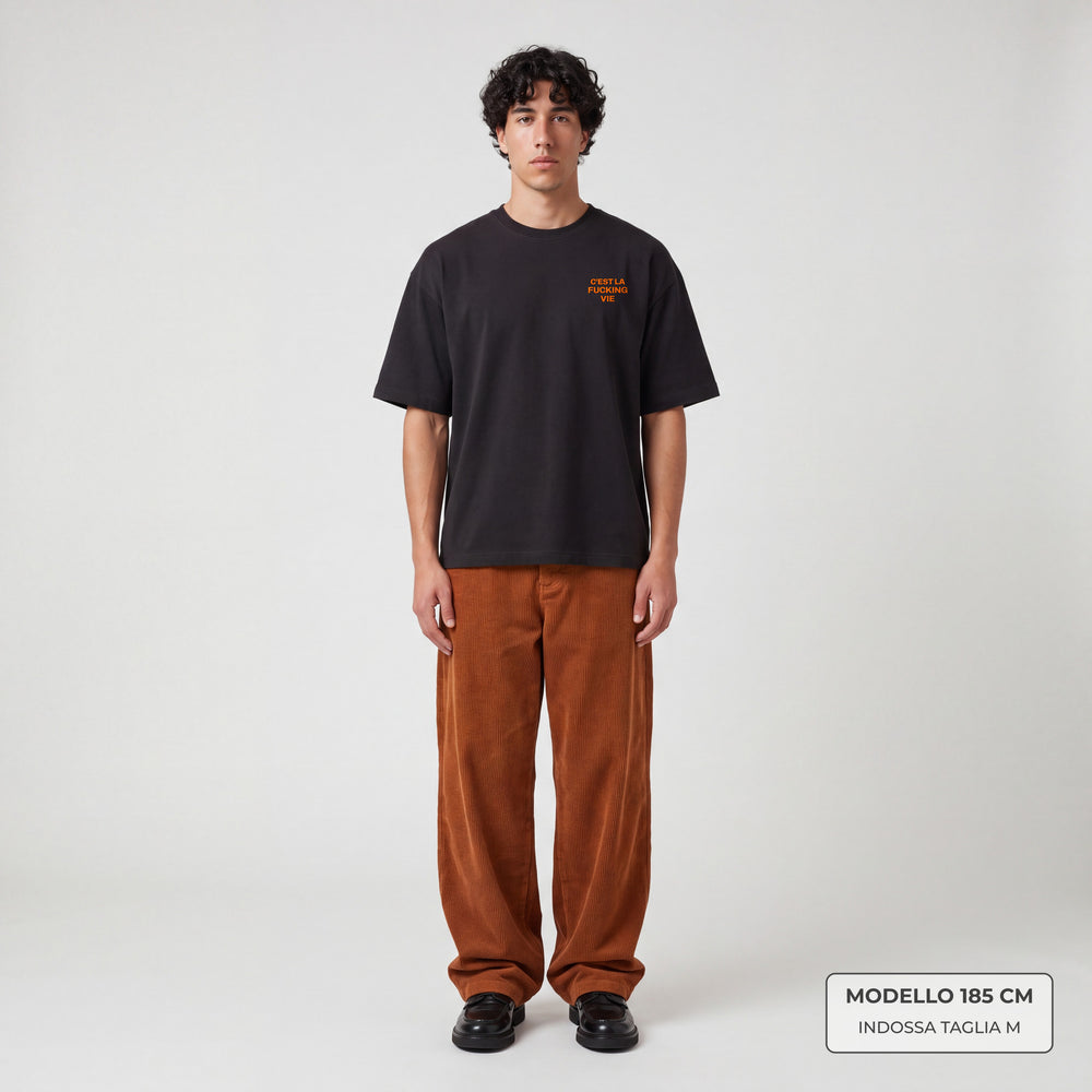 T-shirt C'est la fucking vie Nero - indossata modello