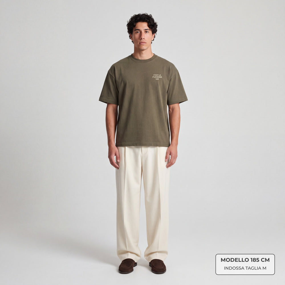T-shirt C'est la fucking vie Verde - indossata modello