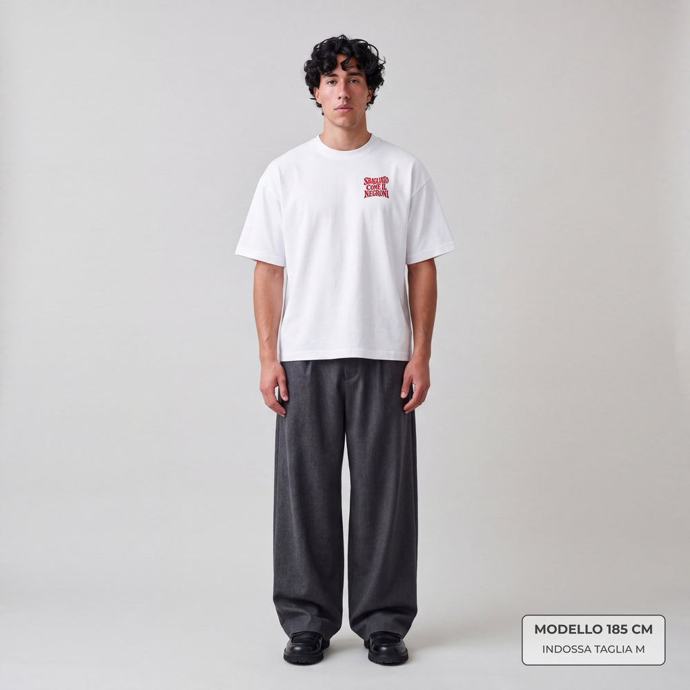 T-shirt oversize bianca Sbagliato come il Negroni indossata uomo
