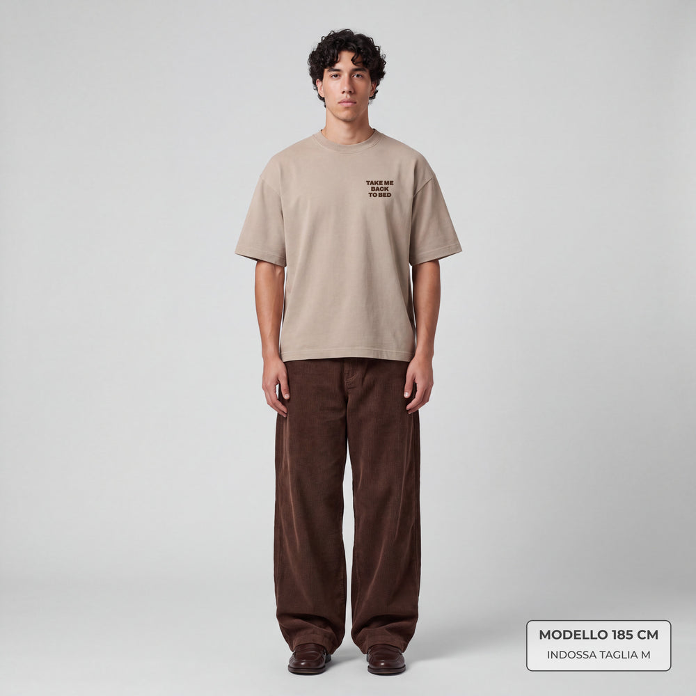 T-shirt Take me back to bed Beige - indossata modello