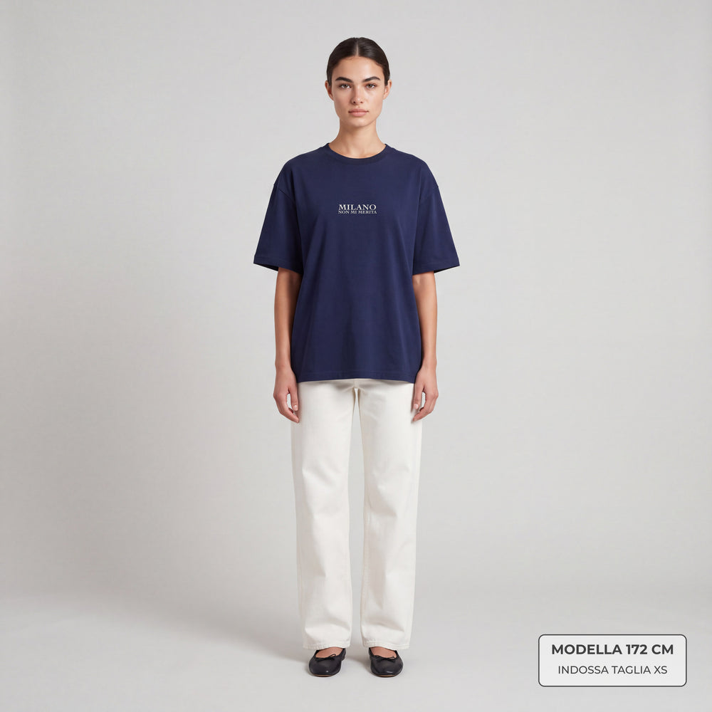 T-shirt oversize Milano non mi merita blu - modella indossa fronte