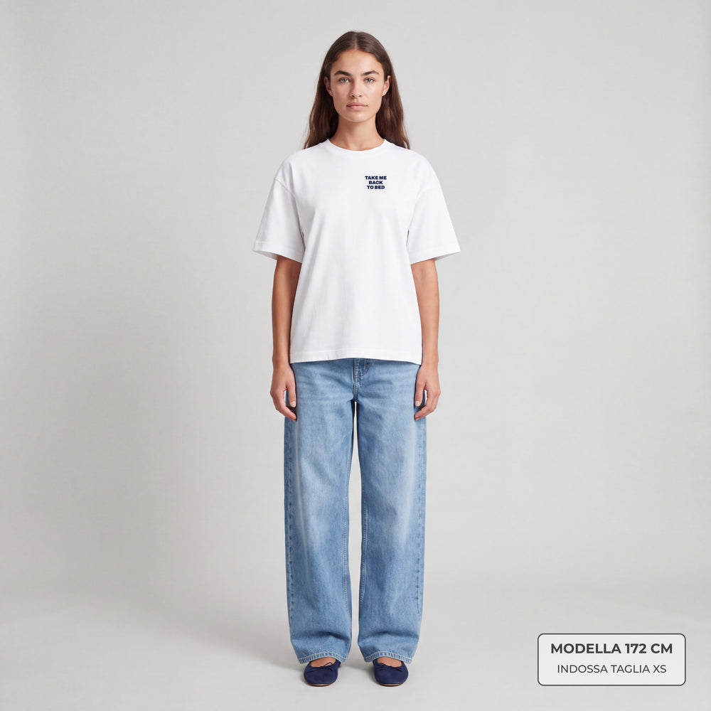 T-shirt Take me back to bed Bianco - indossata modella