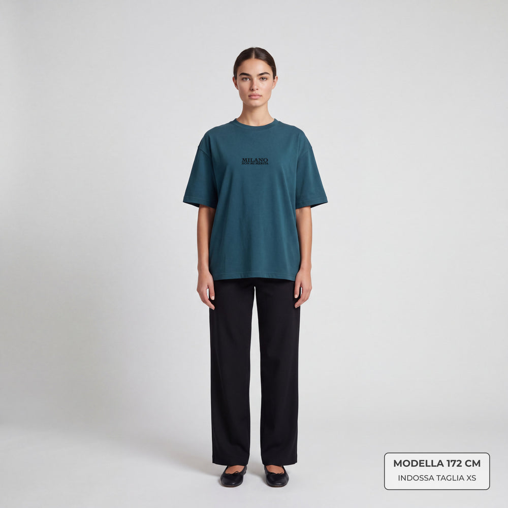 T-shirt oversize Milano non mi merita petrolio - modella indossa fronte