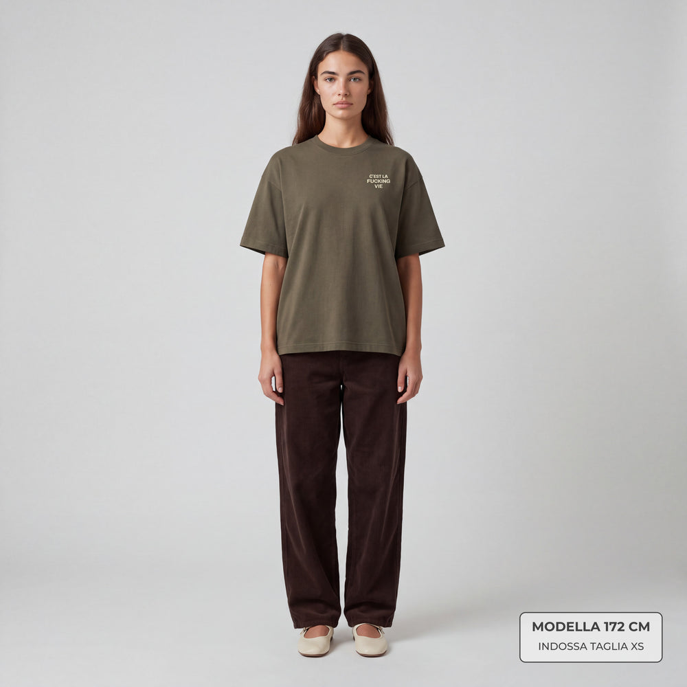 T-shirt C'est la fucking vie Verde - indossata modella