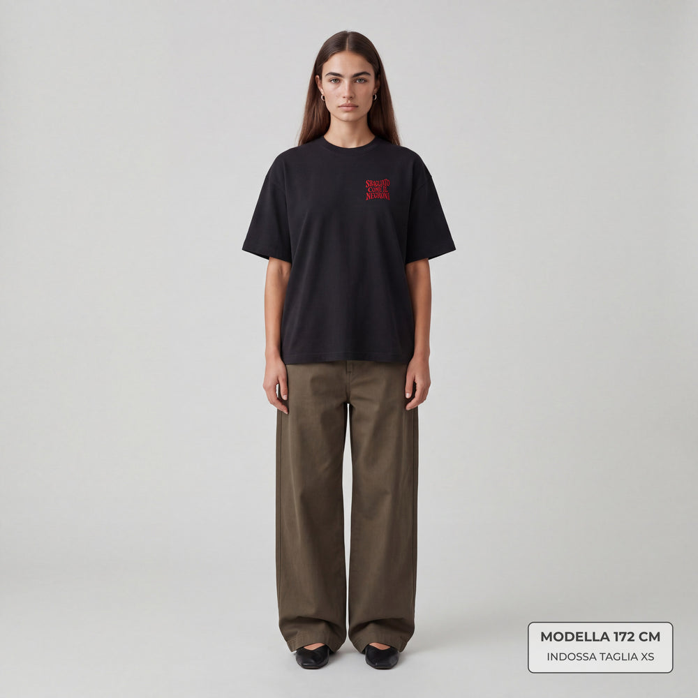 T-shirt oversize nera Sbagliato come il Negroni indossata donna
