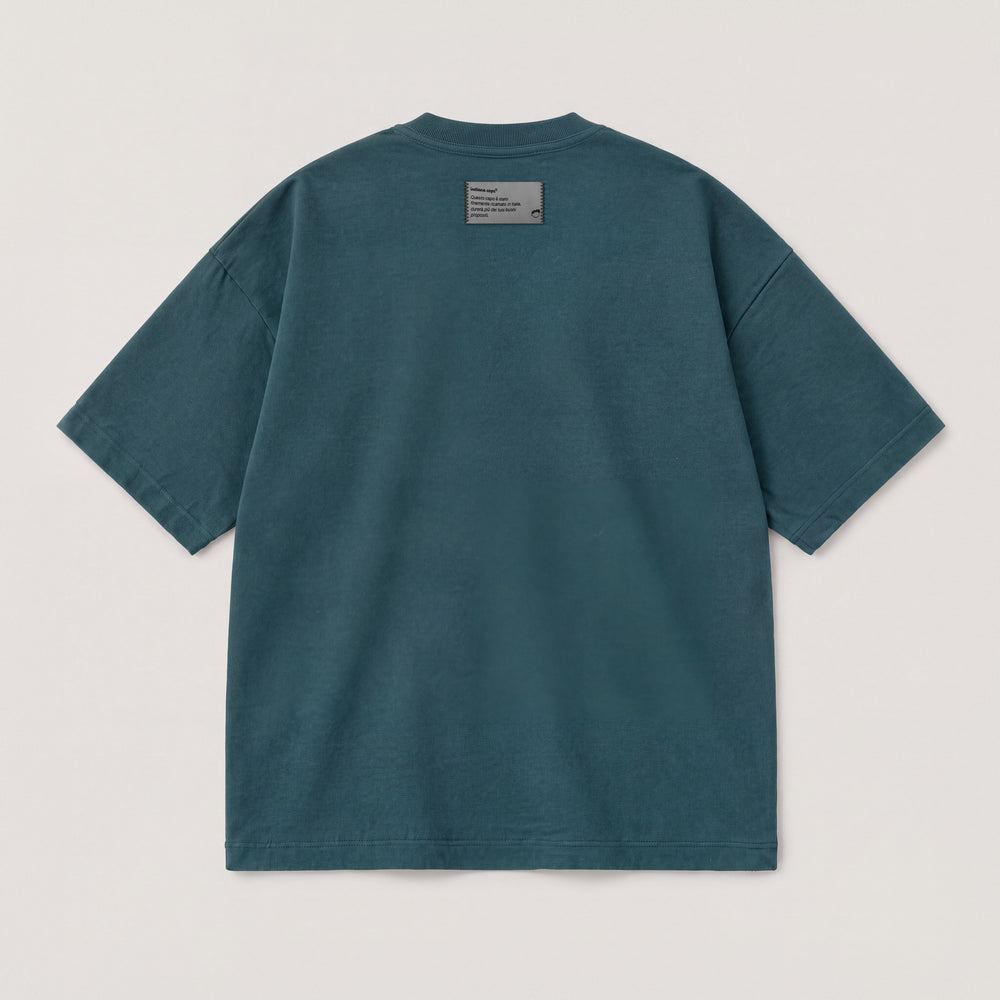 T-shirt oversize Milano non mi merita petrolio - flat lay retro