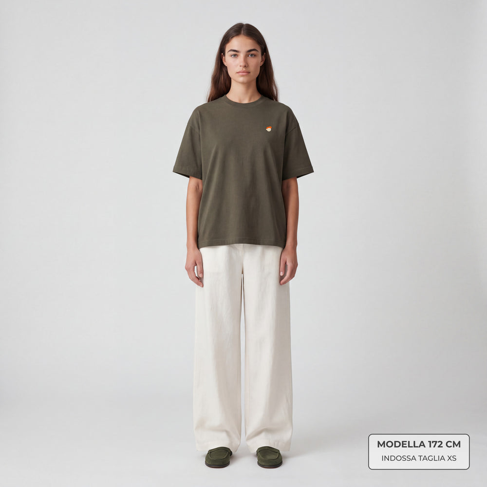 T-Shirt Oversize Essentials Verde - modella