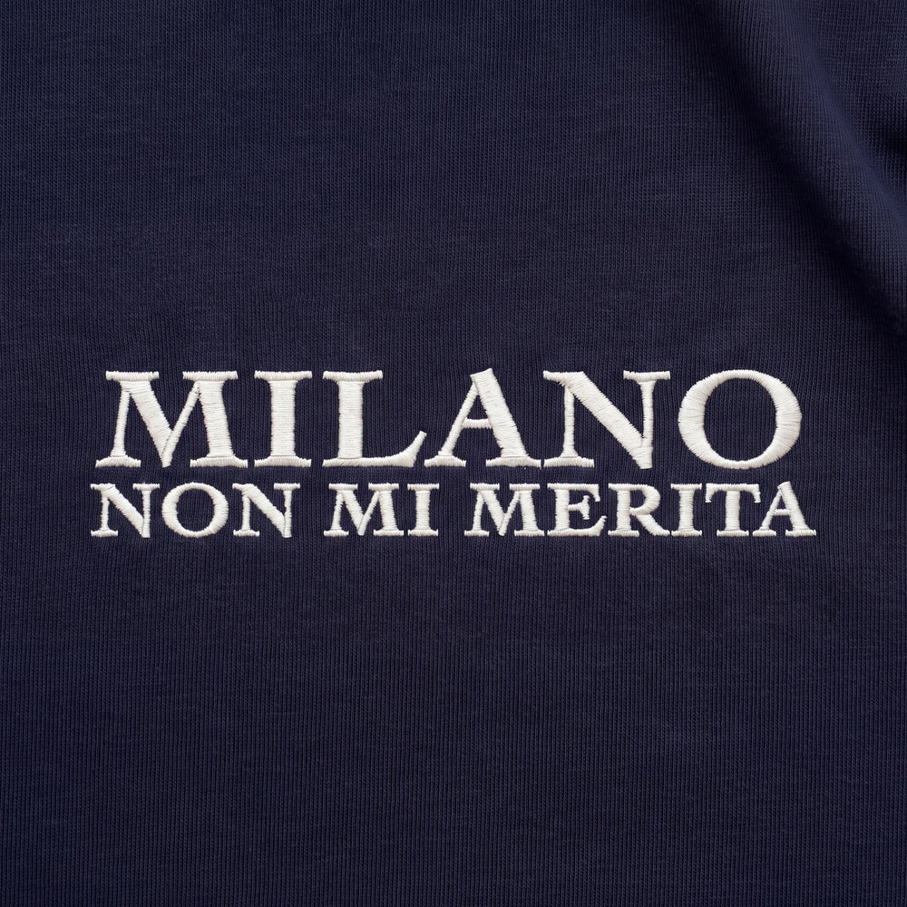 T-shirt oversize Milano non mi merita blu - dettaglio ricamo