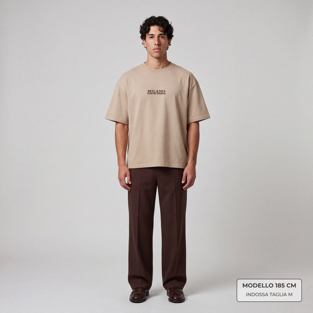 T-shirt oversize Milano non mi merita beige - modello indossa fronte