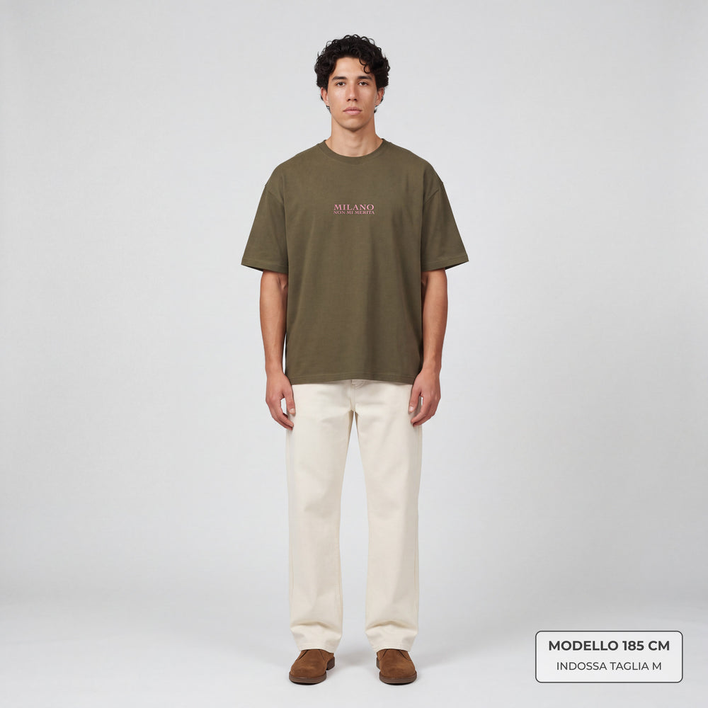 T-shirt oversize Milano non mi merita verde - modello indossa fronte