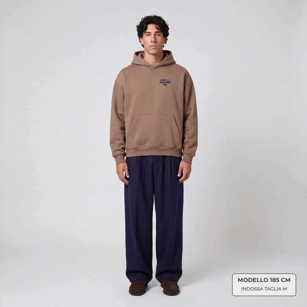 Felpa C'est la fucking vie Marrone - indossata modello