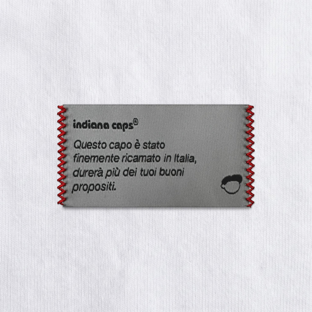 Dettaglio etichetta Indianacaps cuciture rosse su bianco