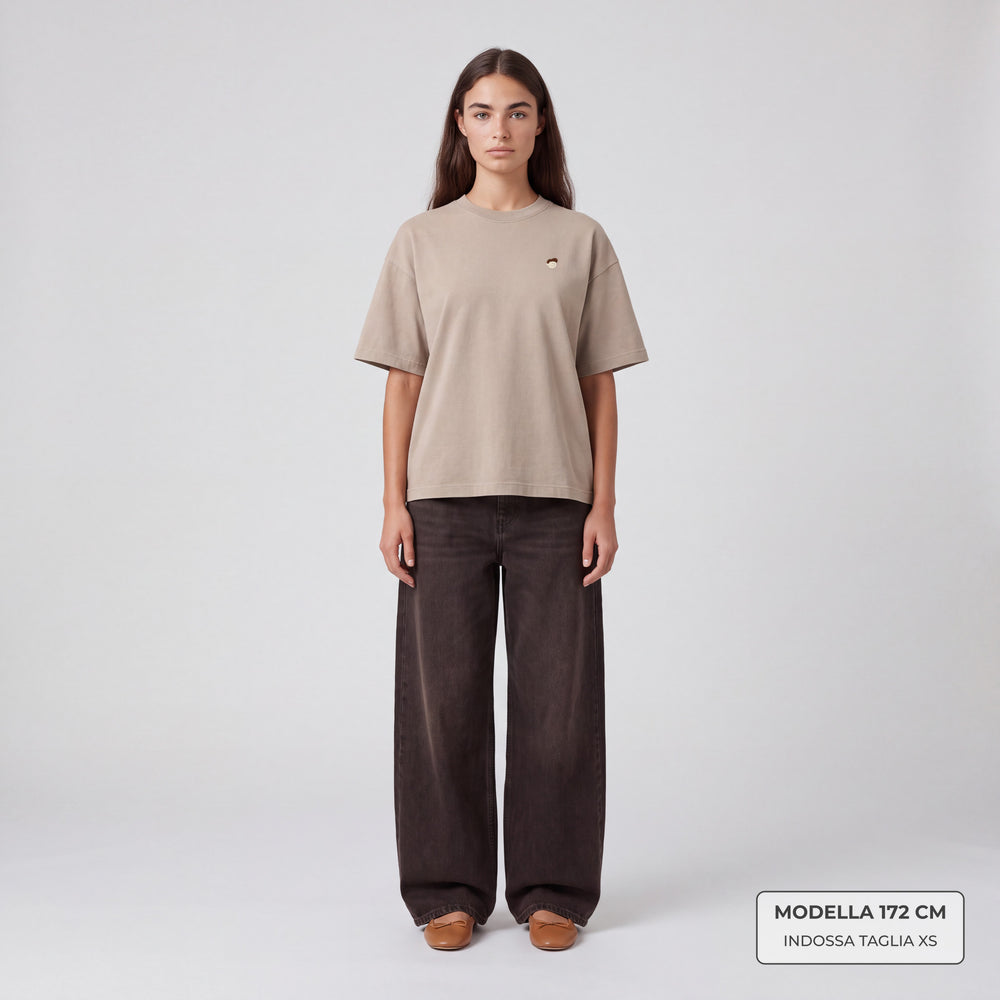 T-Shirt Oversize Essentials Beige - modella
