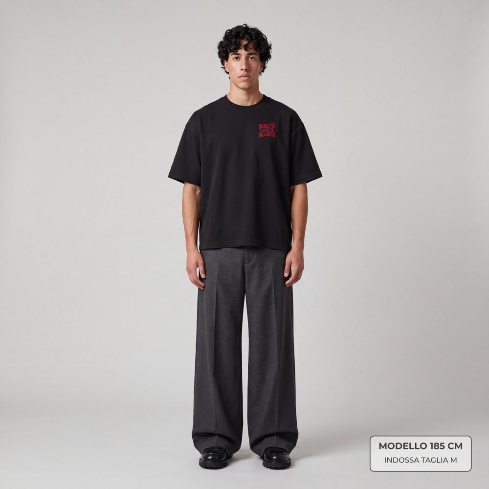 T-shirt oversize nera Sbagliato come il Negroni indossata uomo