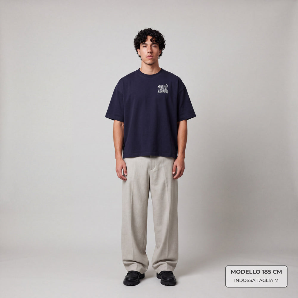 T-shirt oversize blu Sbagliato come il Negroni indossata uomo