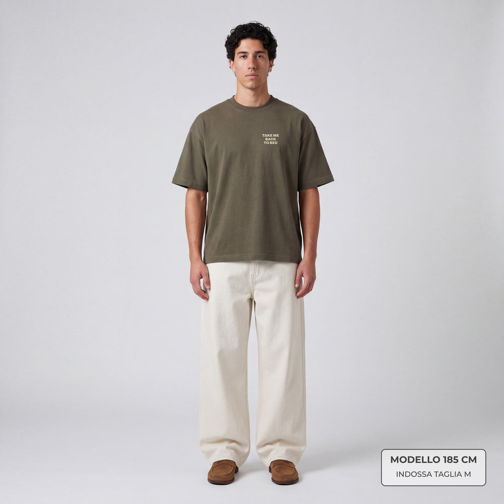 T-shirt Take me back to bed Verde - indossata modello
