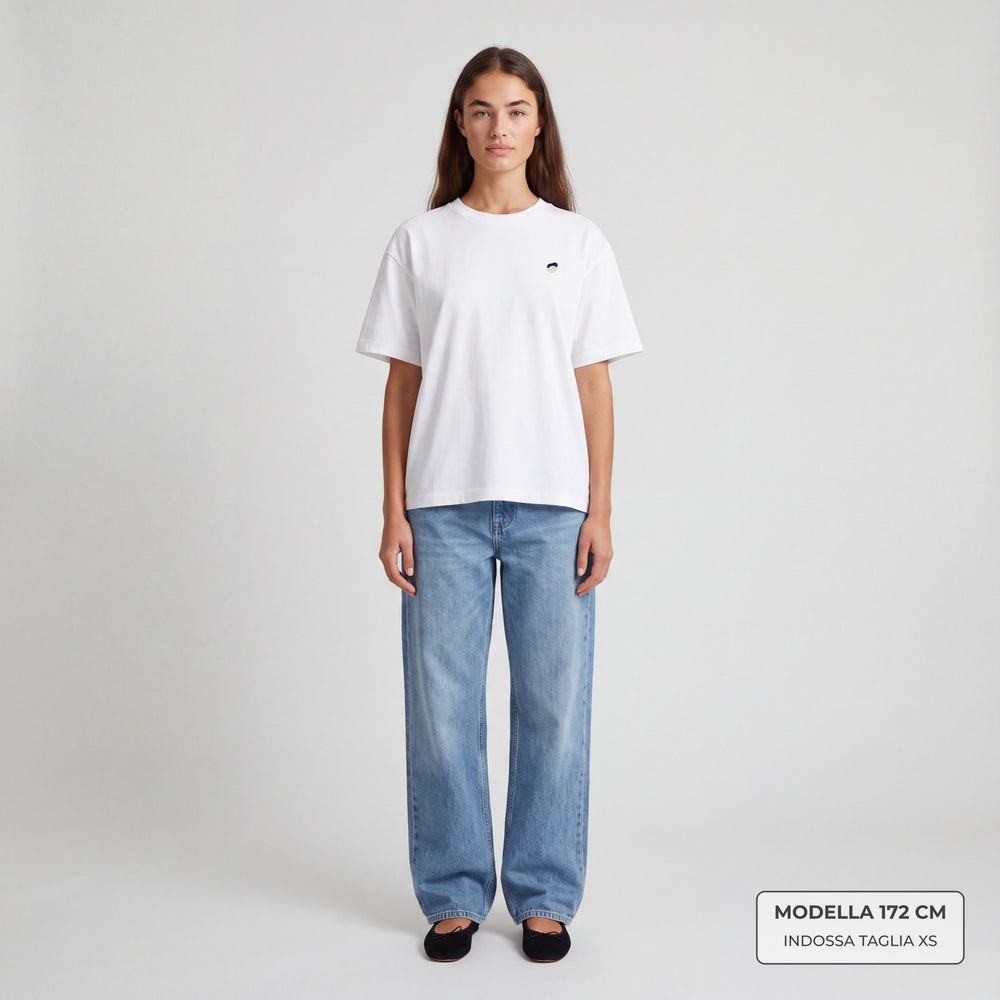 T-Shirt Oversize Essentials Bianco - modella