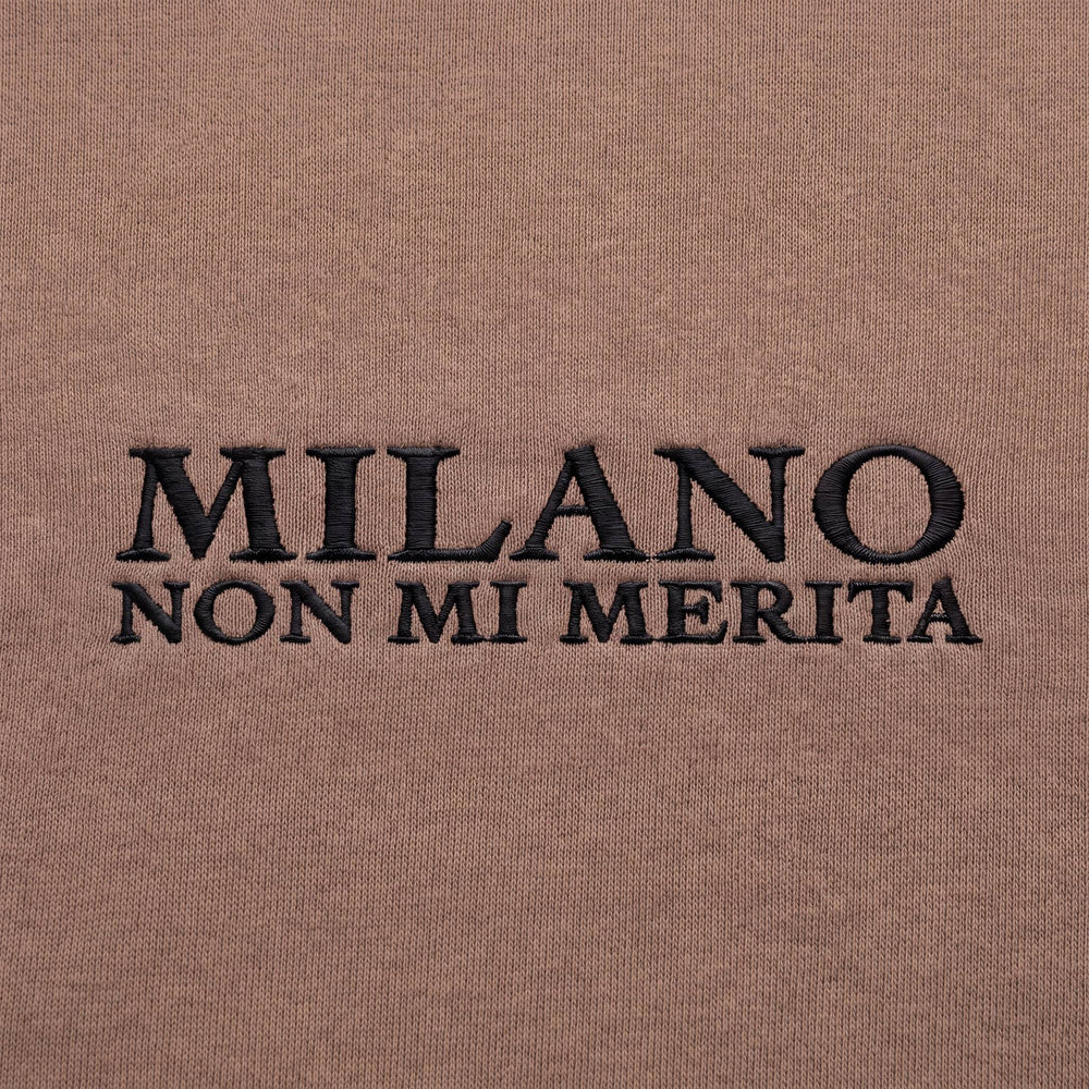 Felpa Milano non mi merita Marrone - dettaglio ricamo