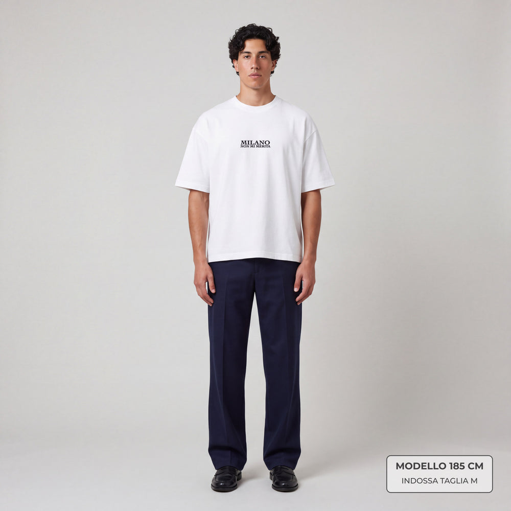 T-shirt oversize Milano non mi merita bianco - modello indossa fronte
