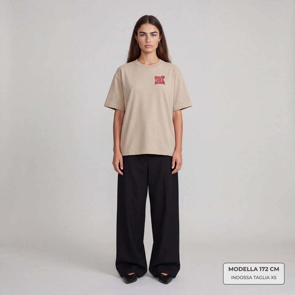 T-shirt oversize beige Sbagliato come il Negroni indossata donna