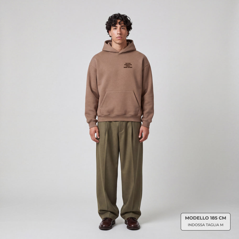 Felpa Creative Marrone - indossata modello