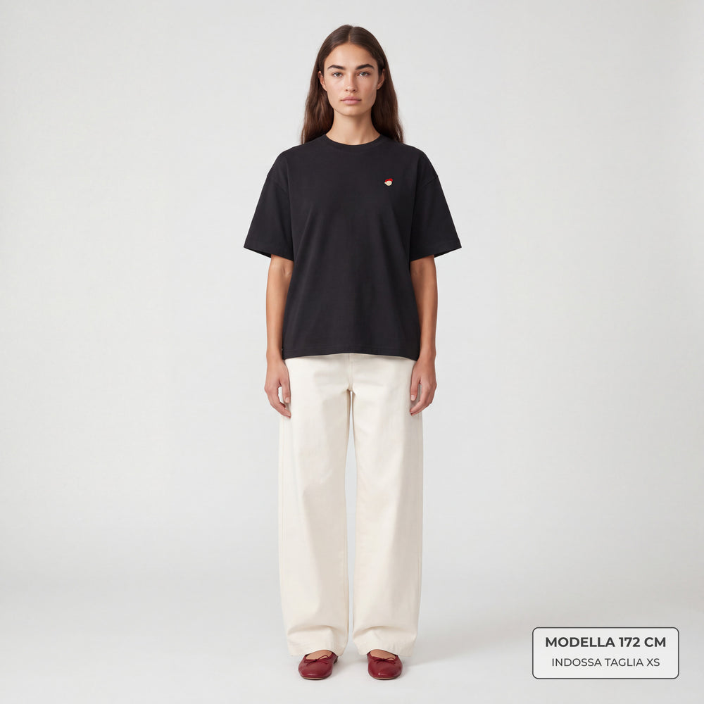 T-Shirt Oversize Essentials Nero - modella