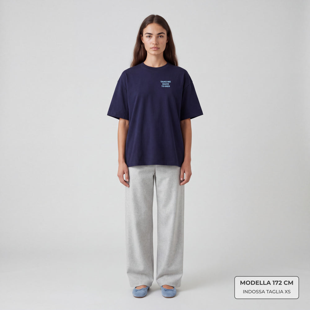 T-shirt Take me back to bed Blu - indossata modella