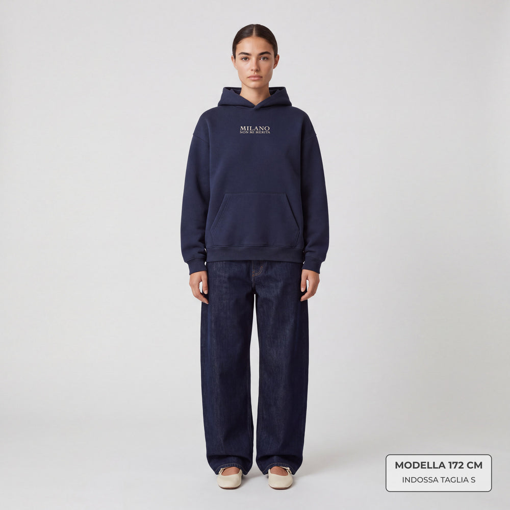 Felpa Milano non mi merita Blu - indossata modella