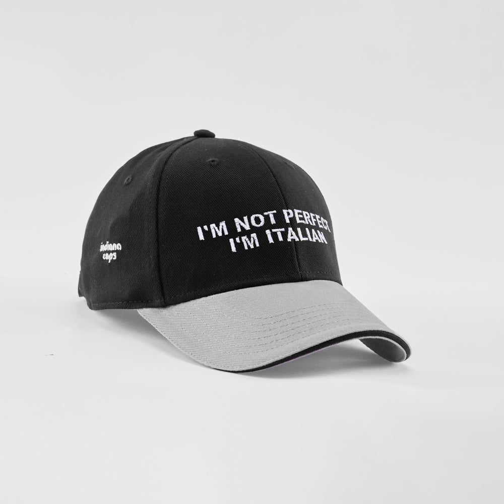 Cappellino bicolore in caldo cotone "I'm not perfect, i'm Italian"