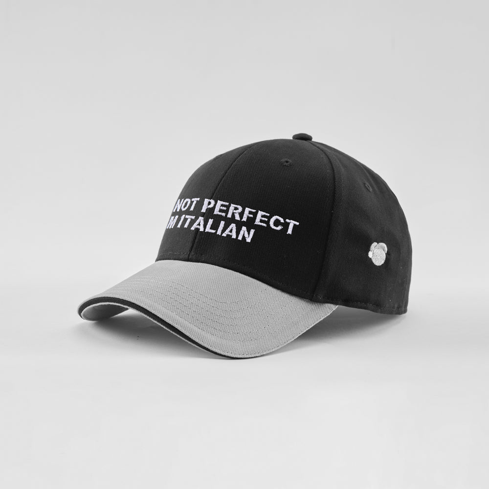 Cappellino bicolore in caldo cotone "I'm not perfect, i'm Italian"