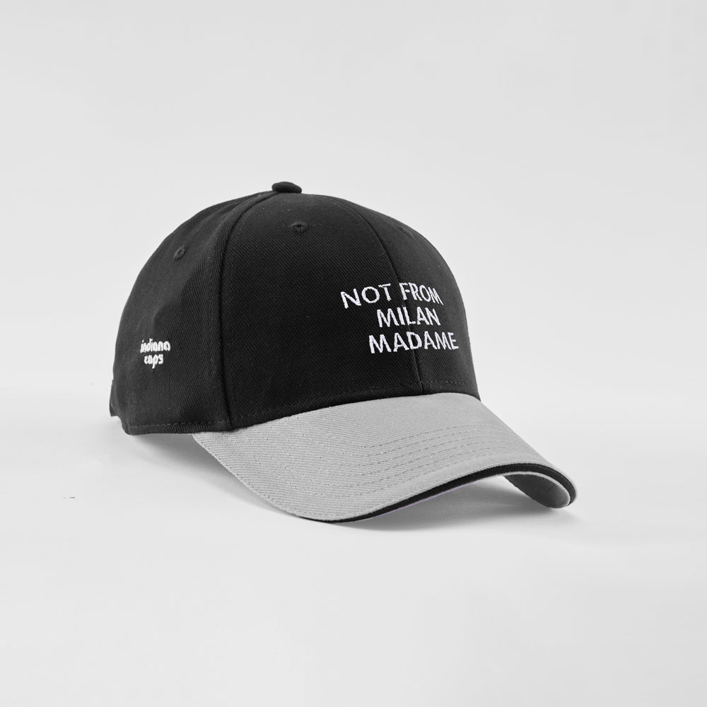 Cappellino bicolore in caldo cotone "Not from Milan madame"