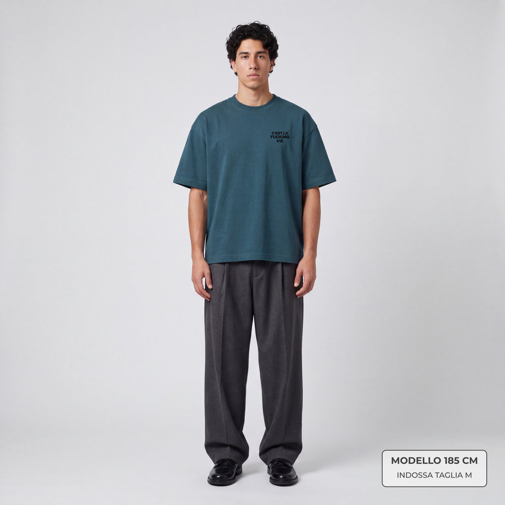 T-shirt C'est la fucking vie Petrolio - indossata modello