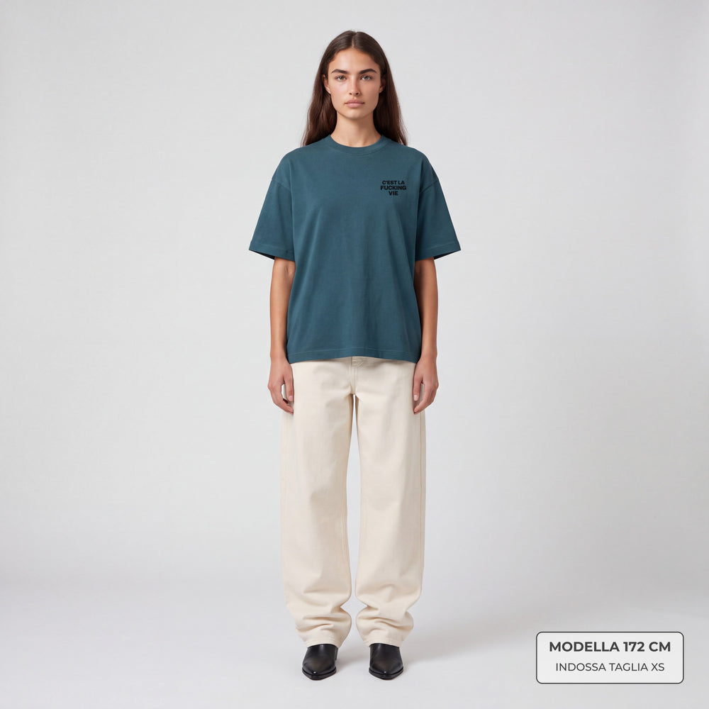 T-shirt C'est la fucking vie Petrolio - indossata modella