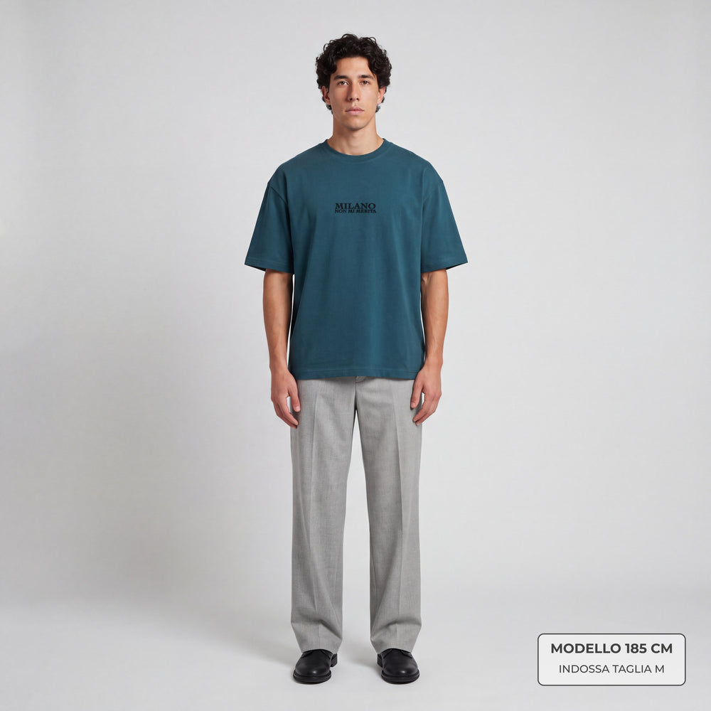 T-shirt oversize Milano non mi merita petrolio - modello indossa fronte