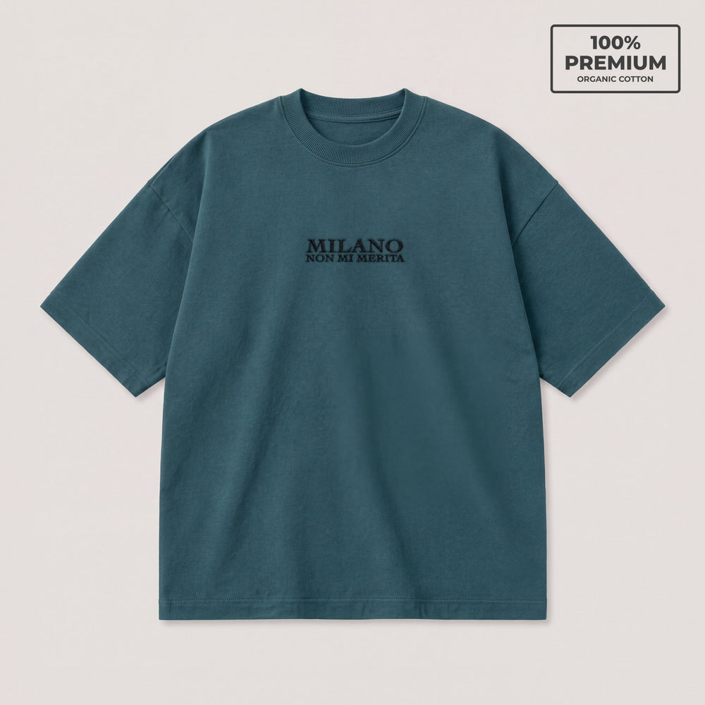 T-shirt oversize Milano non mi merita petrolio - flat lay fronte