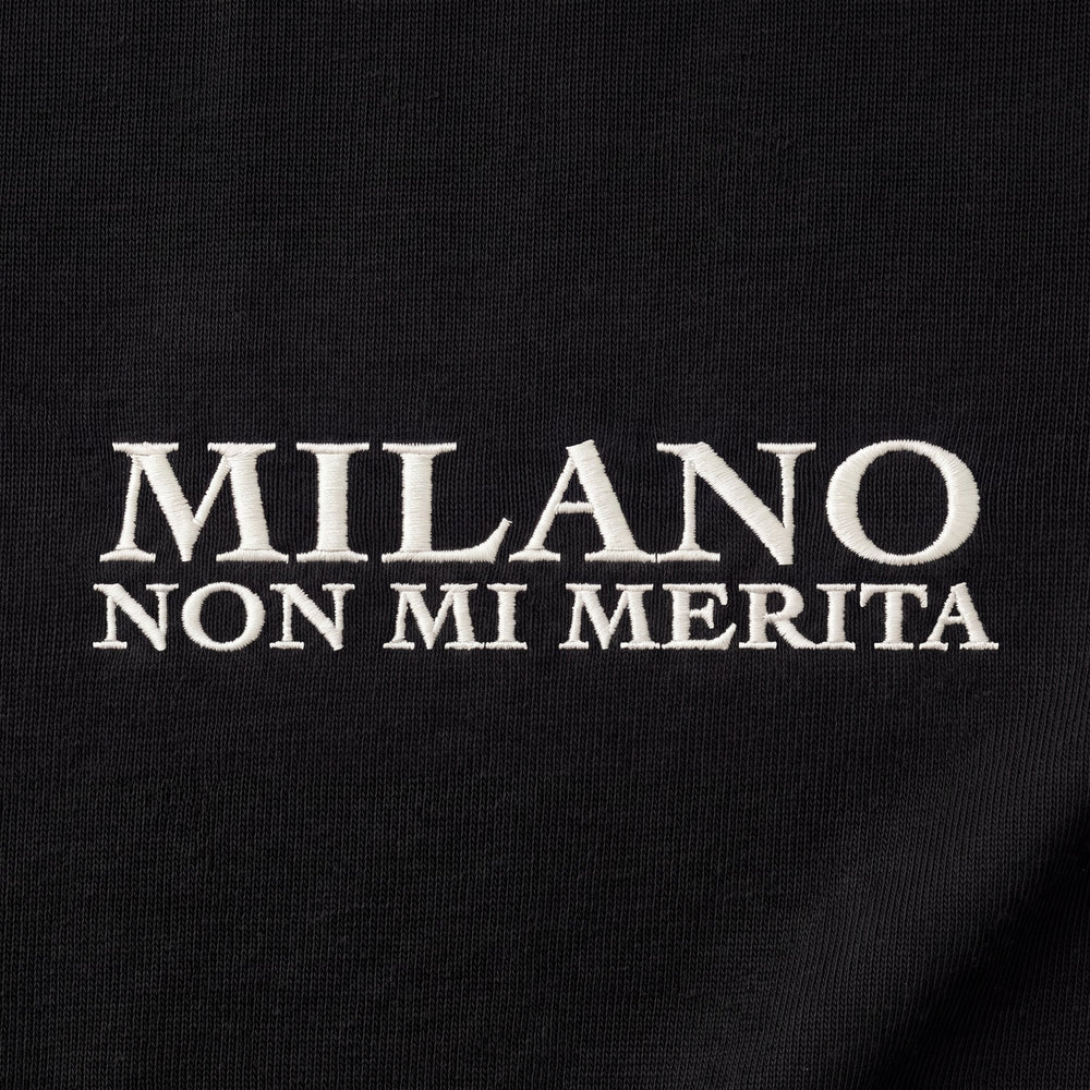 T-shirt oversize Milano non mi merita nero - dettaglio ricamo