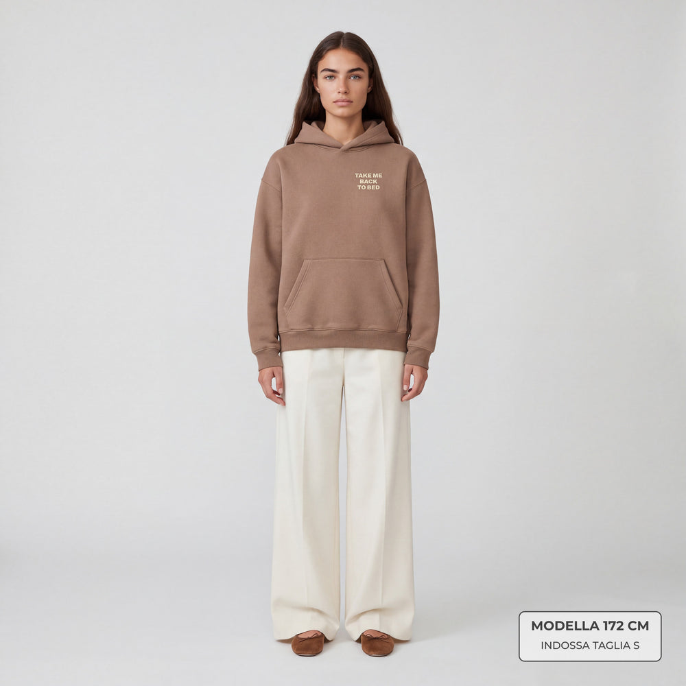 Felpa con cappuccio Take me back to bed Marrone - modella